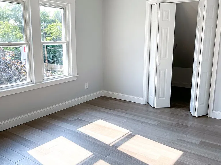 236 Nicoll St — Photo 11