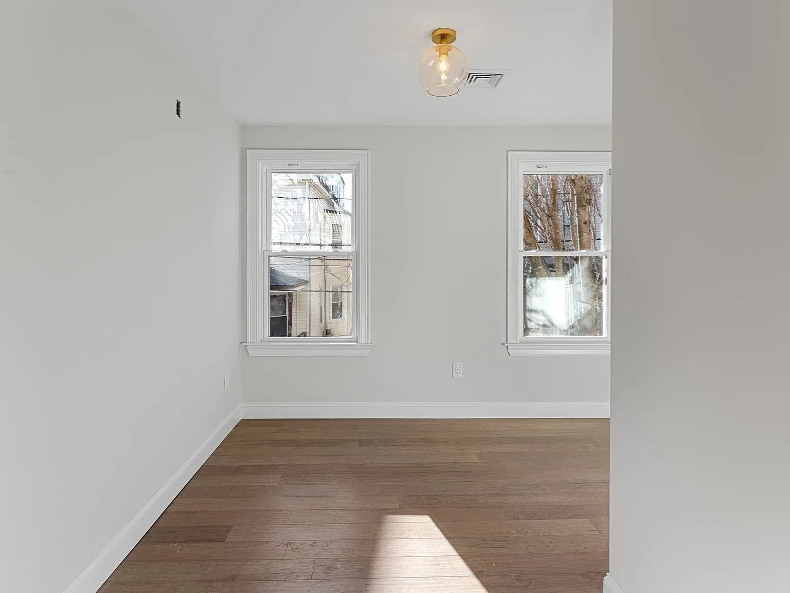 4 bed, 1180 sqft, $4,700 — Photo 1