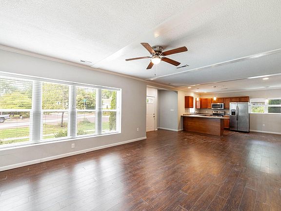 5th image of 400 Crestland Ave