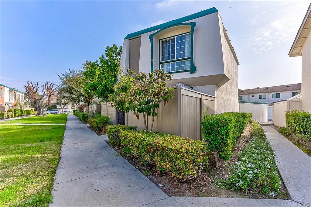2 bed, 1.5 bath, 1088 sqft, $3,100 — Photo 1