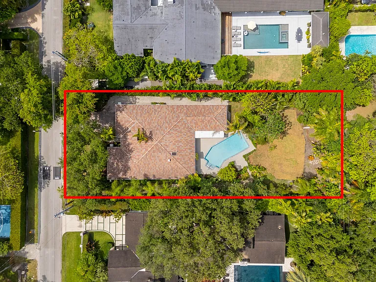 7711 Erwin Rd — Photo 14