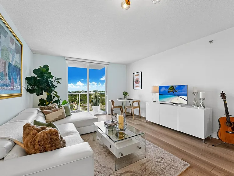 900 SW 8th St #1609 — Photo 4