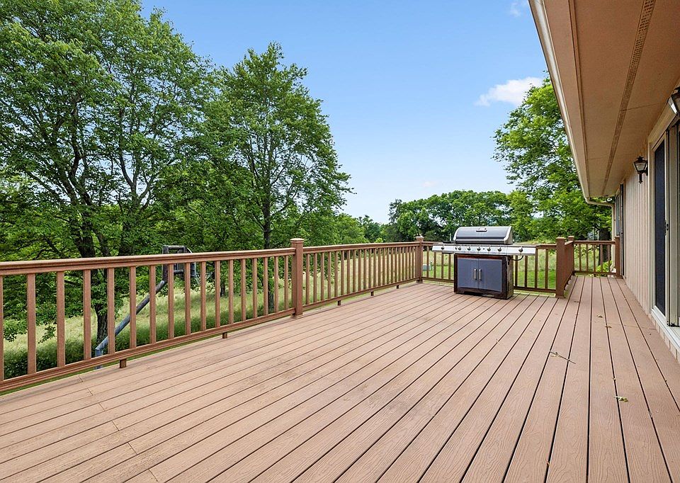 46th image of 20 Riverbend Ln