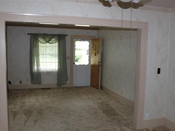 3rd image of 811 9th Ave E