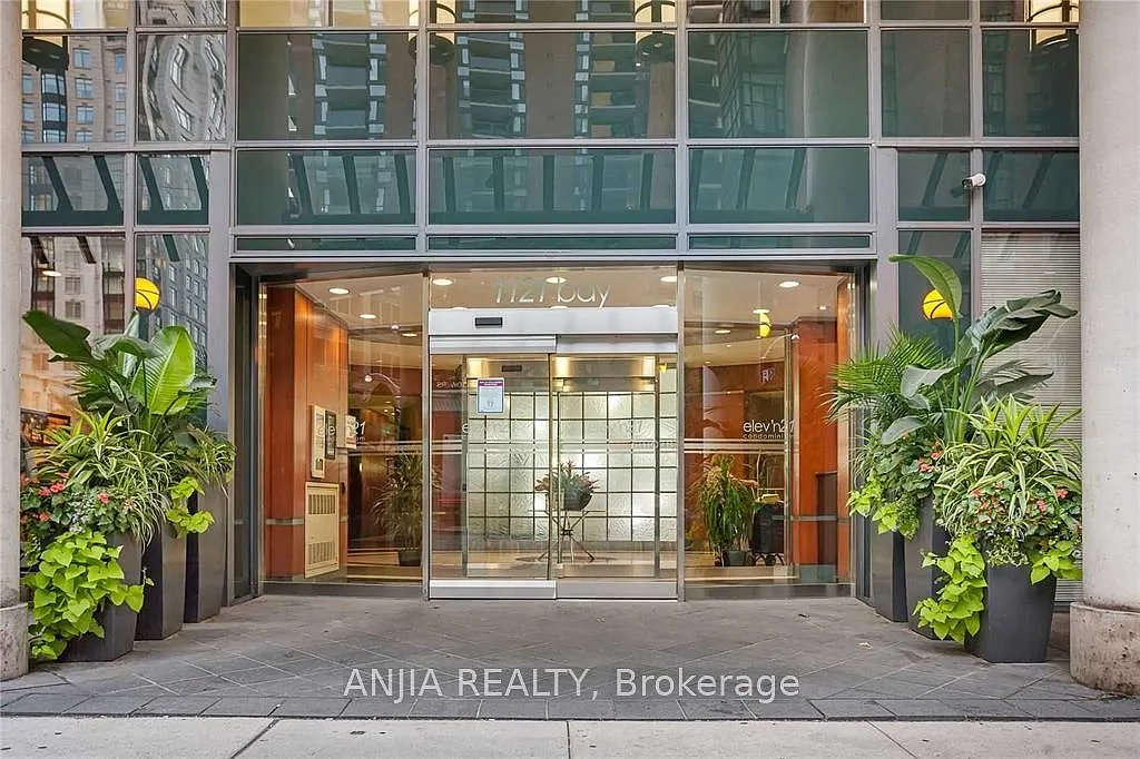Building Photo - 1121 Bay St #805