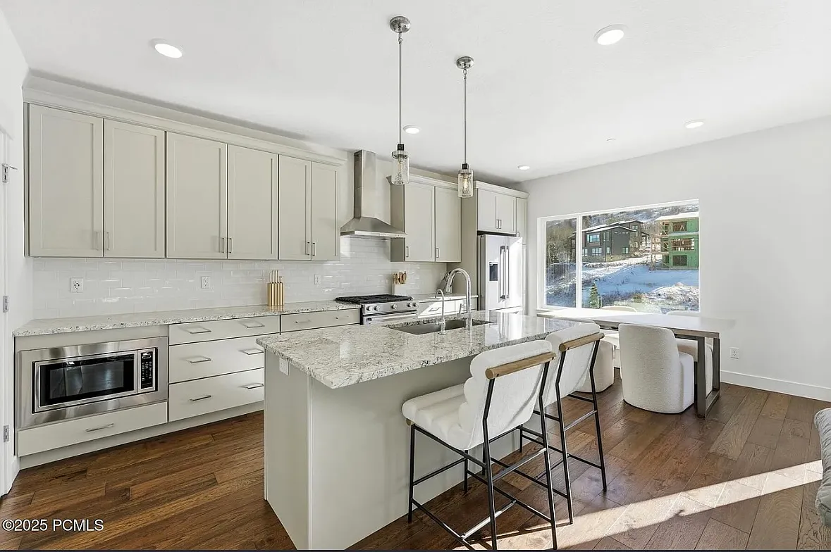 2 bed, 1794 sqft, $4,100 — Photo 3