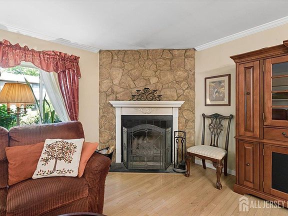 4th image of 107 Bowne Ct