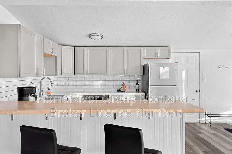 1824 Howell St — Photo 3