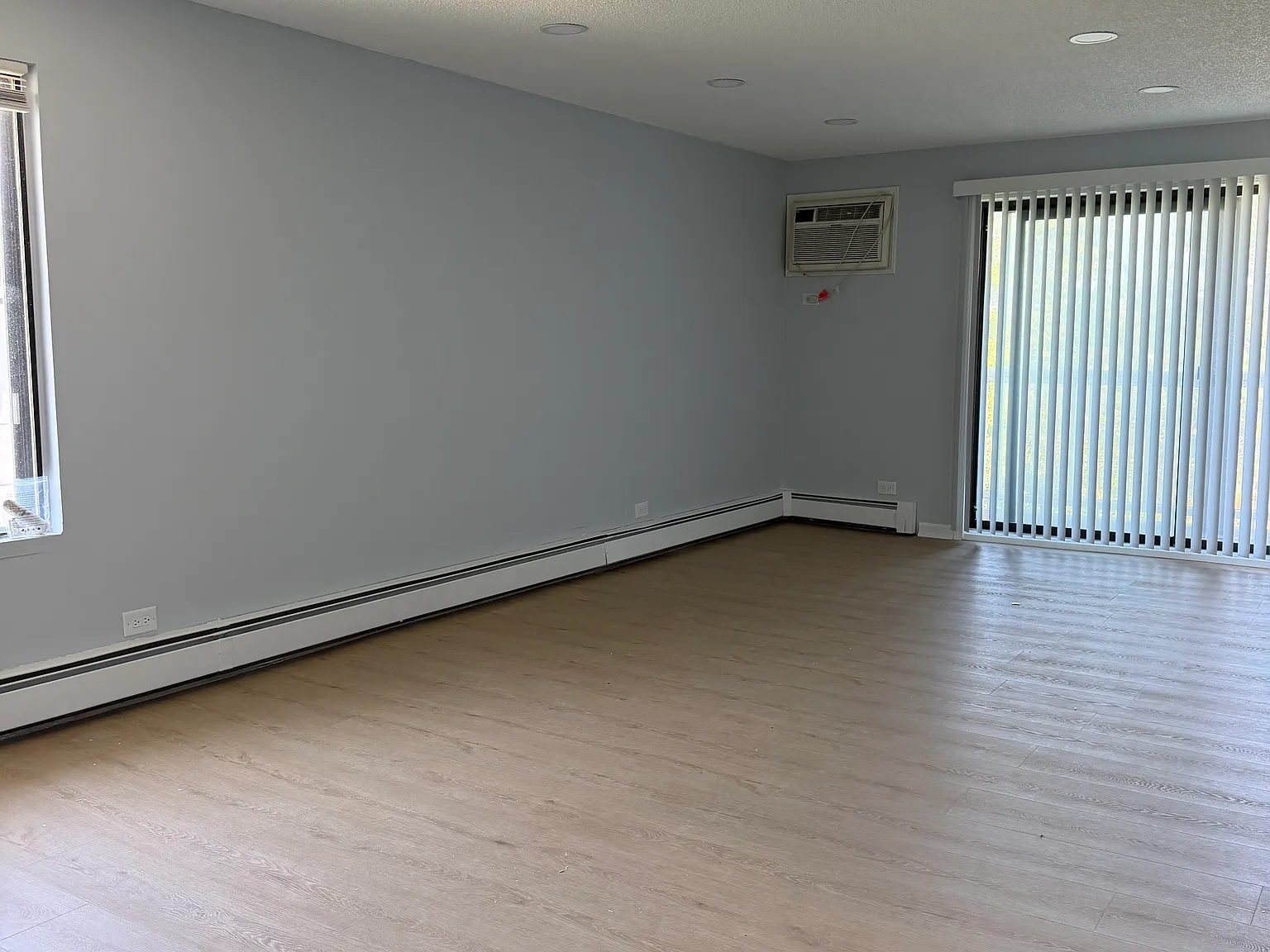 2 bed, 1.5 bath, 890 sqft, $1,950 — Photo 2