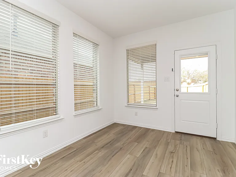10113 Elkhorn Dr — Photo 2