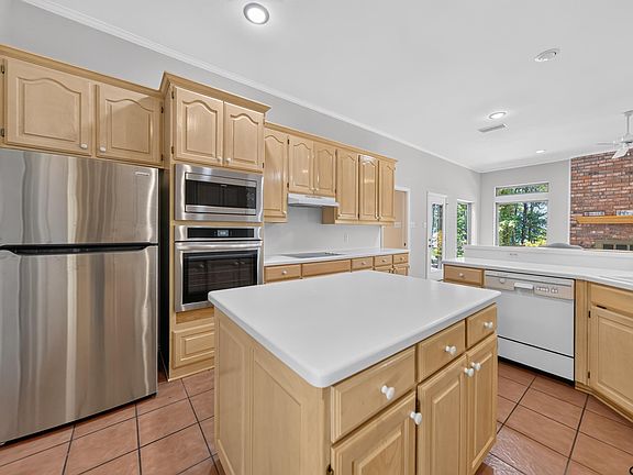 4th image of 15744 Timberhill Dr
