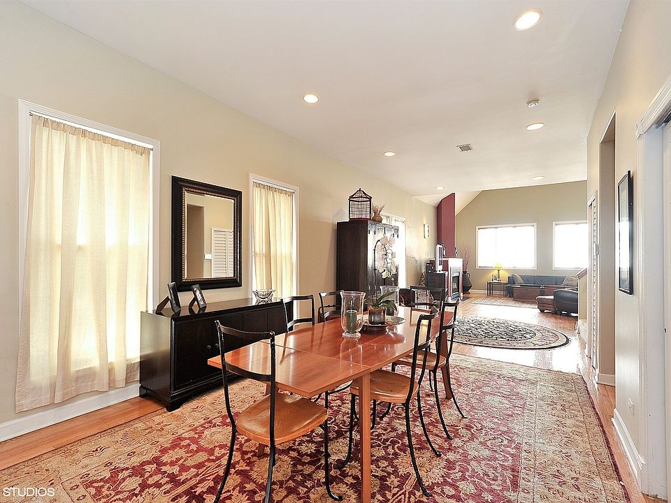 dining area connecting living room to kitchen