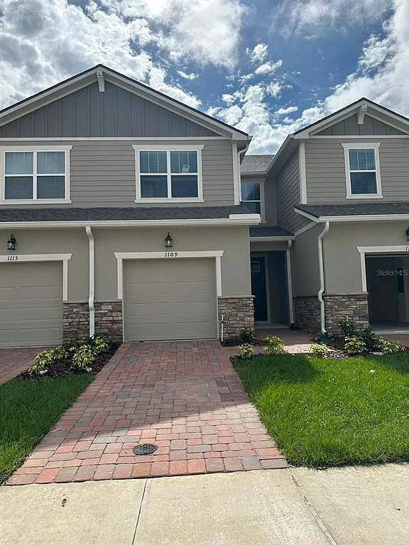 3 bed, 2.5 bath, 1556 sqft, $2,100 — Photo 1