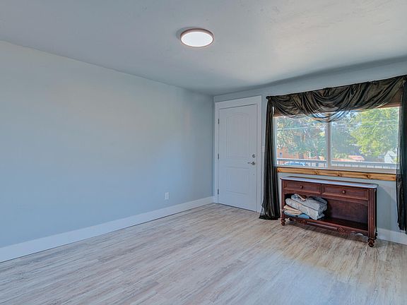 5th image of 404 SE Railroad St