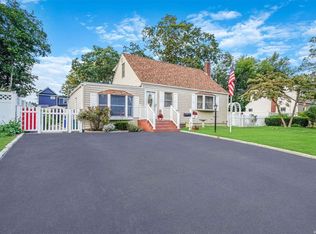 15 High St, Sayville, NY 11782