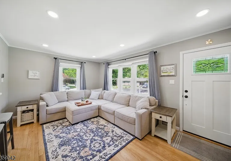 22 Beaver Brook Ln — Photo 3