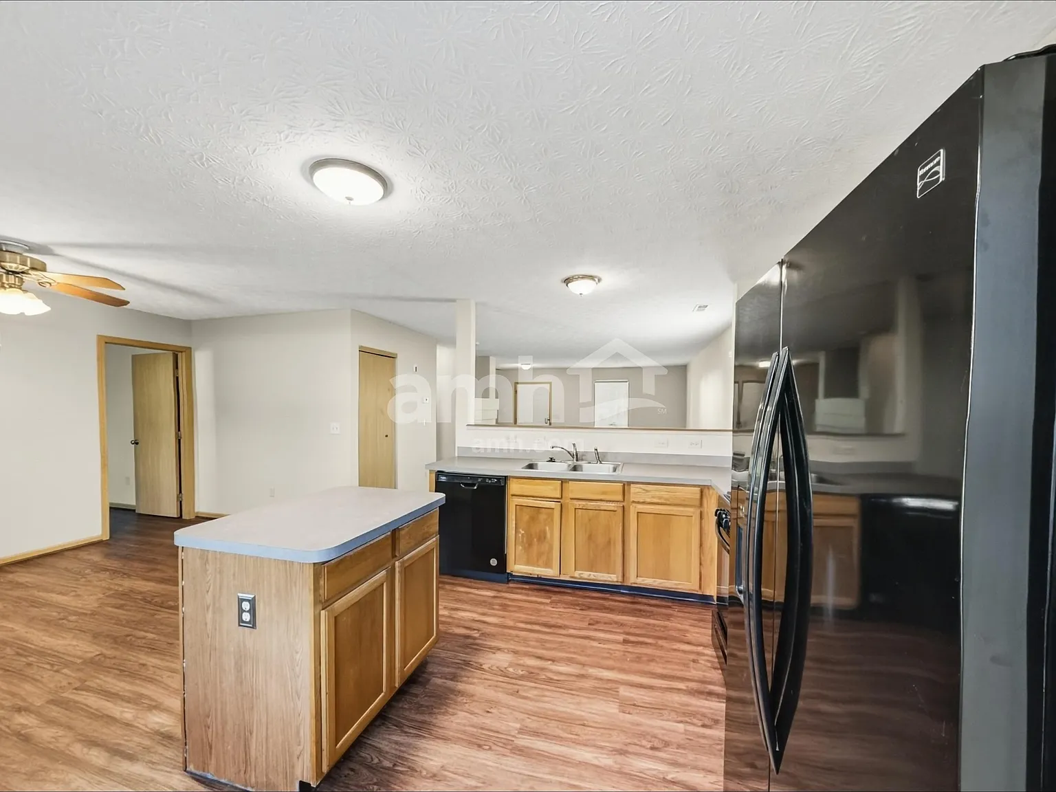 4 bed, 2.5 bath, 2352 sqft, $2,590 — Photo 3