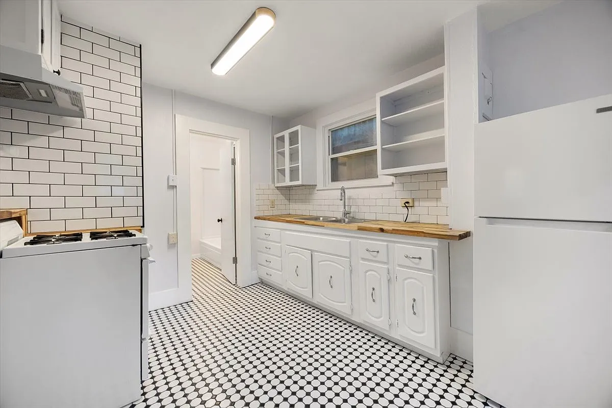 125R Ruxton Ave — Photo 1