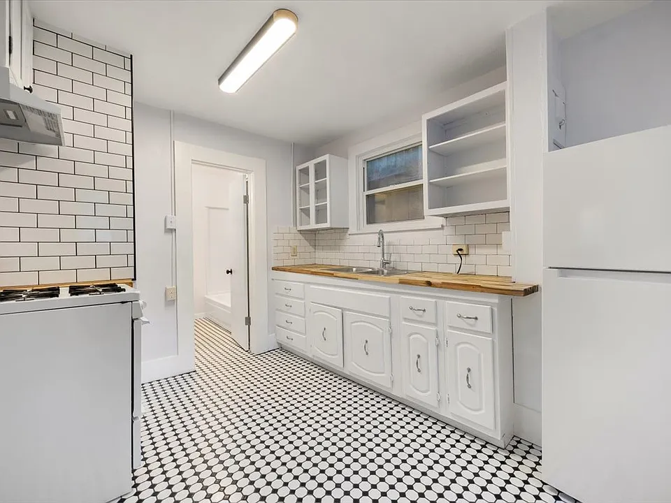 125R Ruxton Ave #3