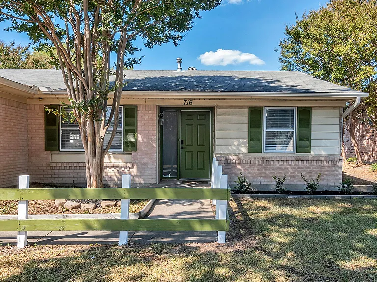 716 Melrose Dr — Photo 2