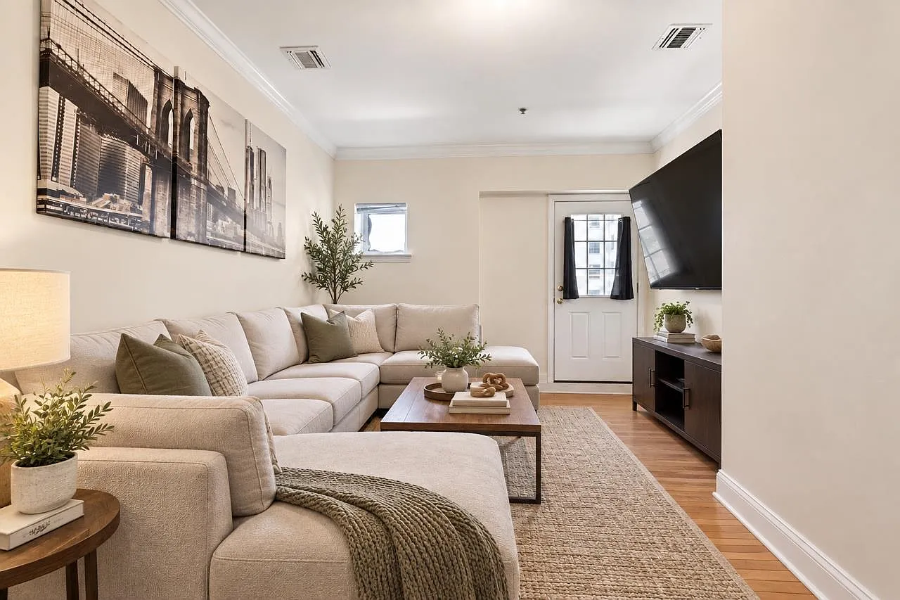 3 bed, 2.0 bath, 1400 sqft, $4,300 — Photo 1