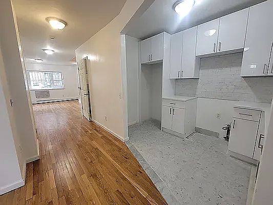 5th image of 910 Rogers Ave #5