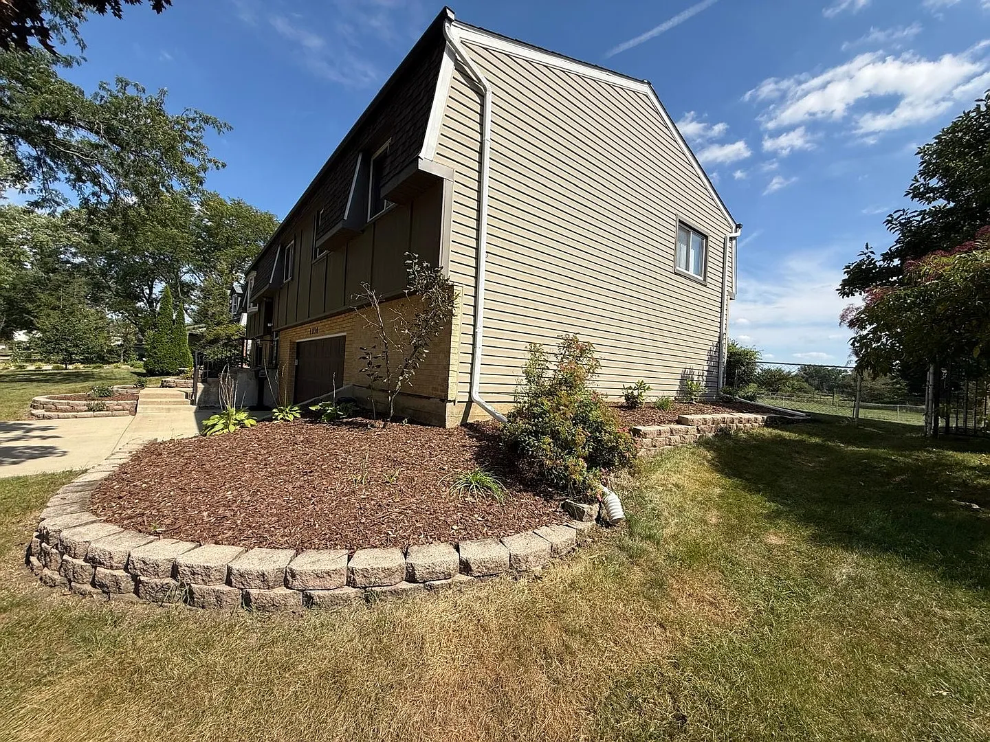 3 bed, 2000 sqft, $3,200 — Photo 2