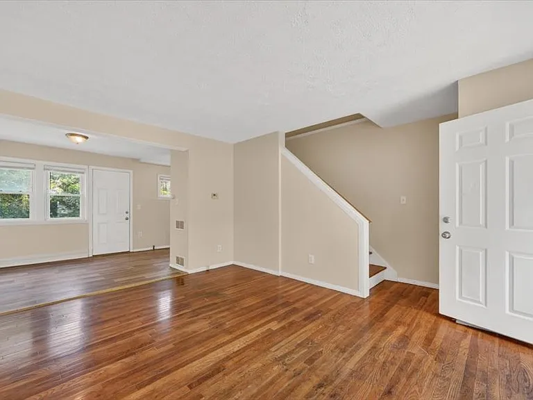 8123 Manor St — Photo 4
