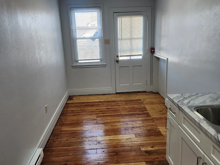 545-547 W Maple St #5 — Photo 15