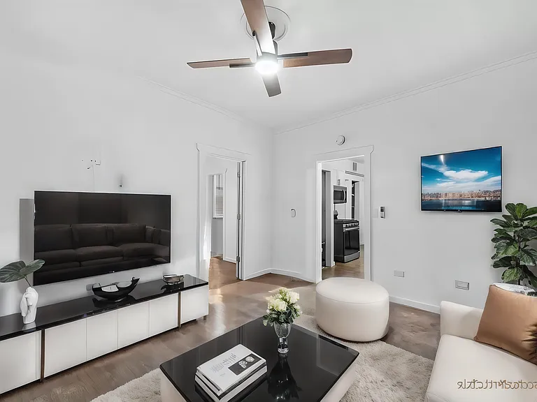 2102 W Roscoe St #1R — Photo 1