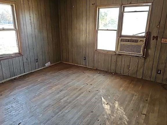 5th image of 644 E 16th St