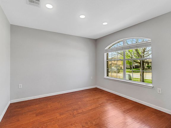 2nd image of 291 Oxford Dr