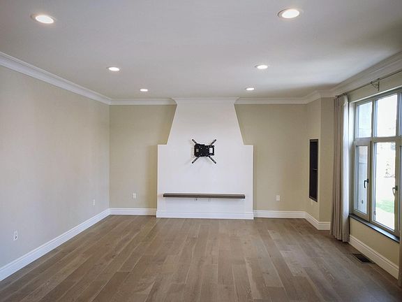 3rd image of 4423 Victoria Park Dr