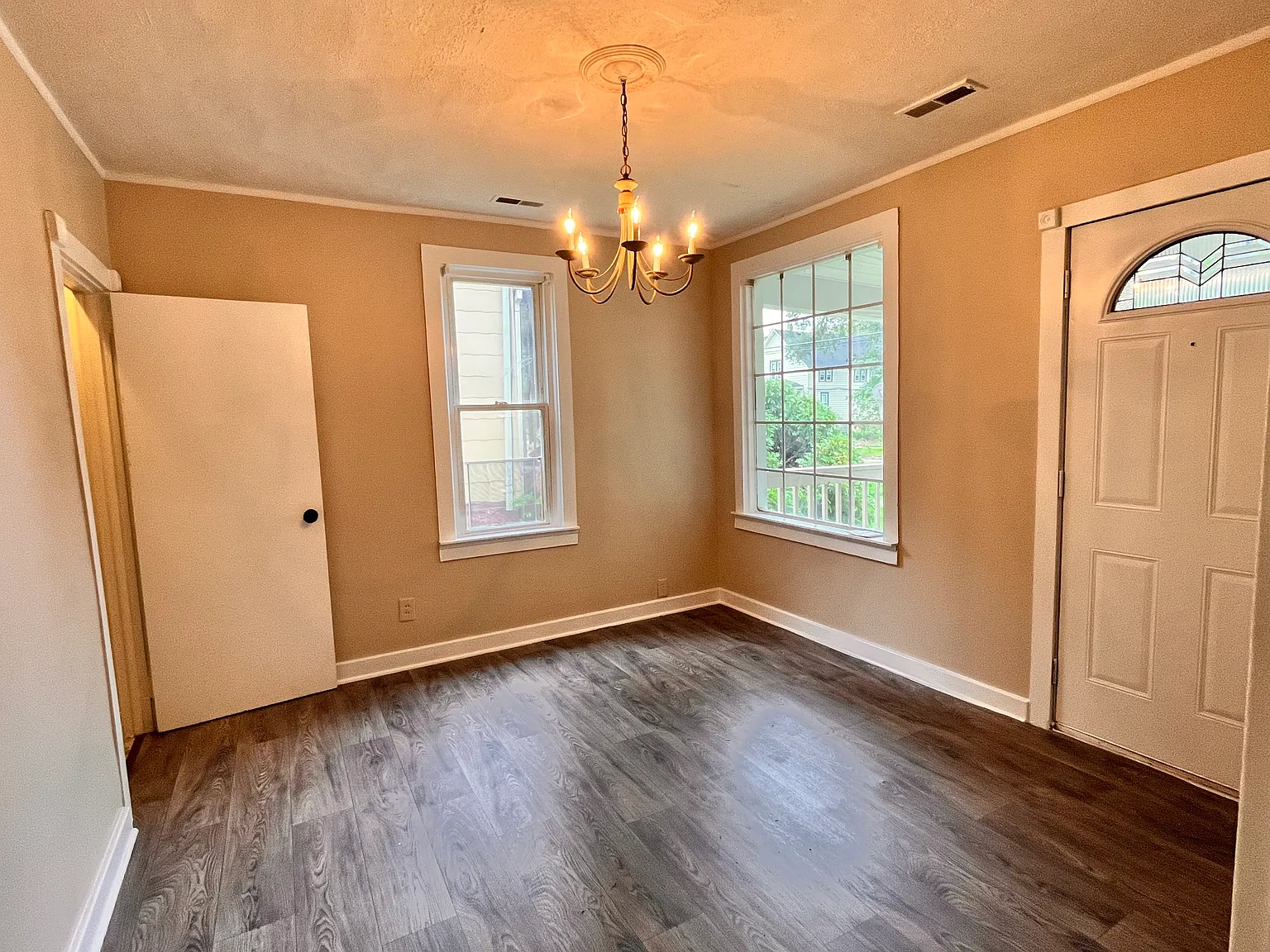 3 bed, 990 sqft, $1,200 — Photo 4