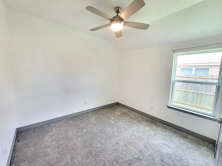 807 Holliday Dr — Photo 19