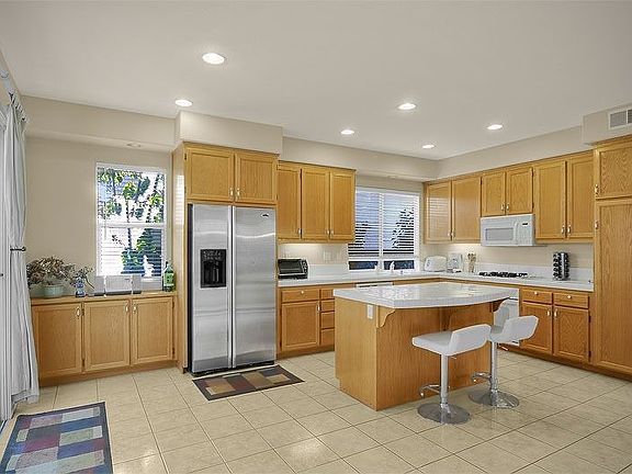 Spacious Kitchen w/ Center Island