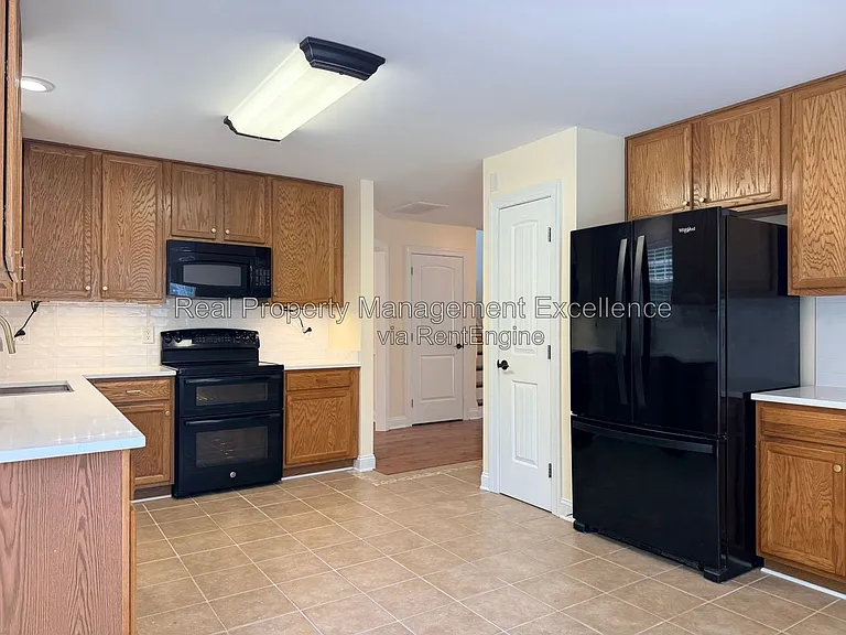 305 Holly Thorn Trce — Photo 9
