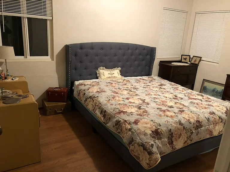 Larger Master Bedroom (king sized bed)