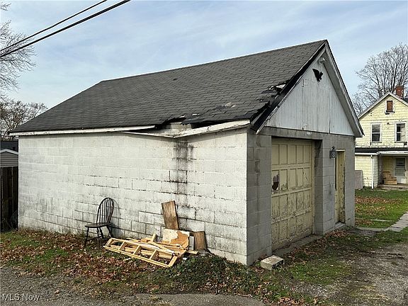 3rd image of 649 E 7th St