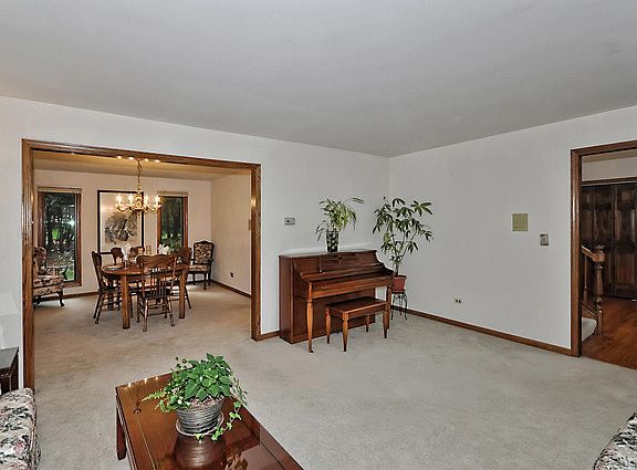 5th image of 328 N Westminster Dr