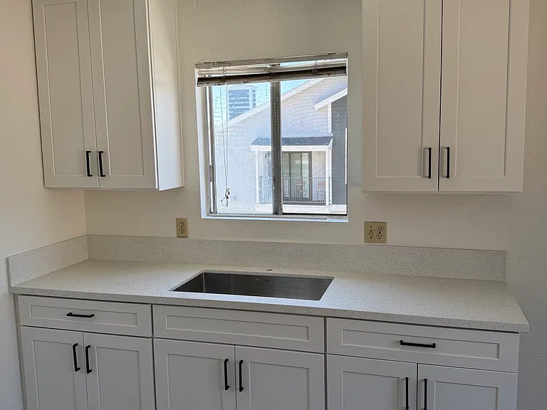 4438 Winona Ave #C — Photo 2
