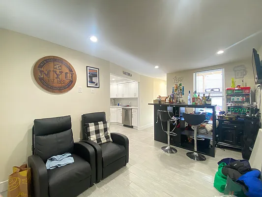 Rented by NY Space Finders Inc. | media 21