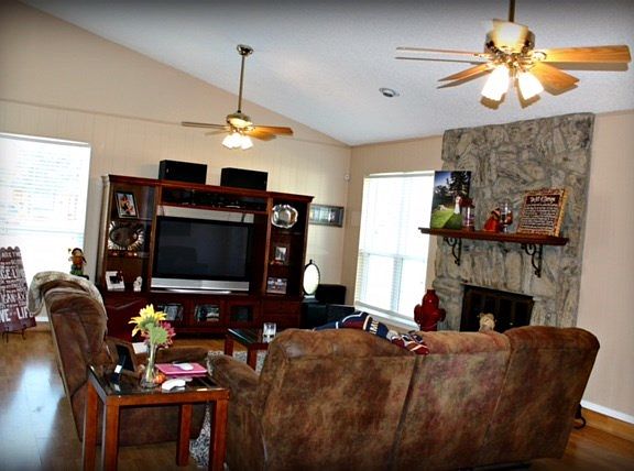 2nd image of 4624 Applewood Dr