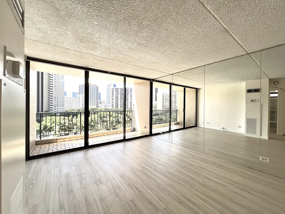 411 Hobron Ln #814
