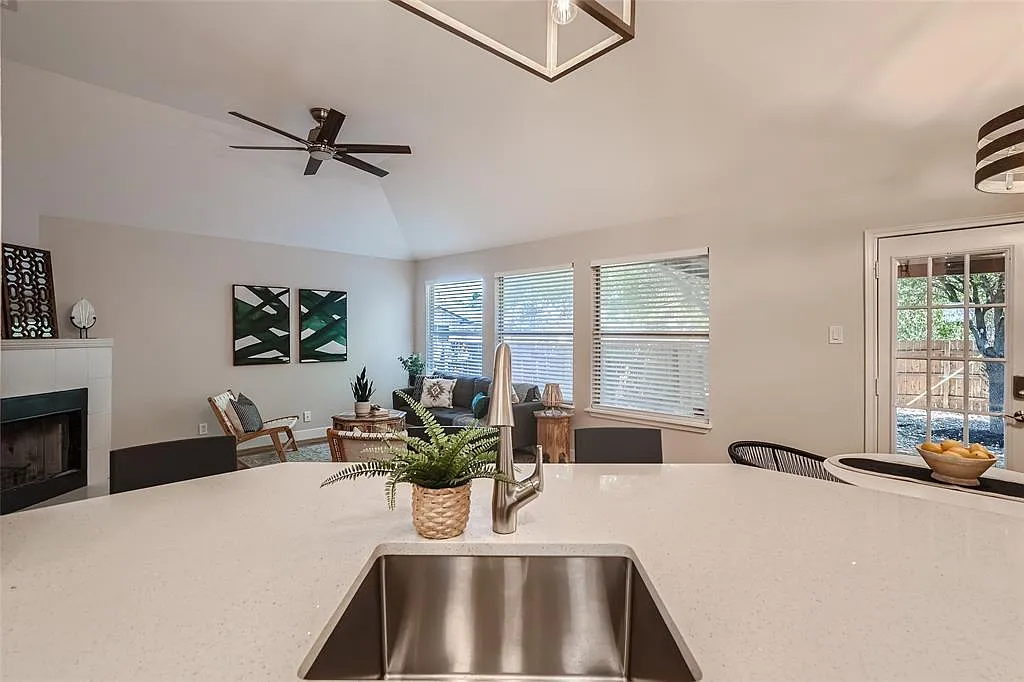 3 bed, 1217 sqft, $2,200 — Photo 4
