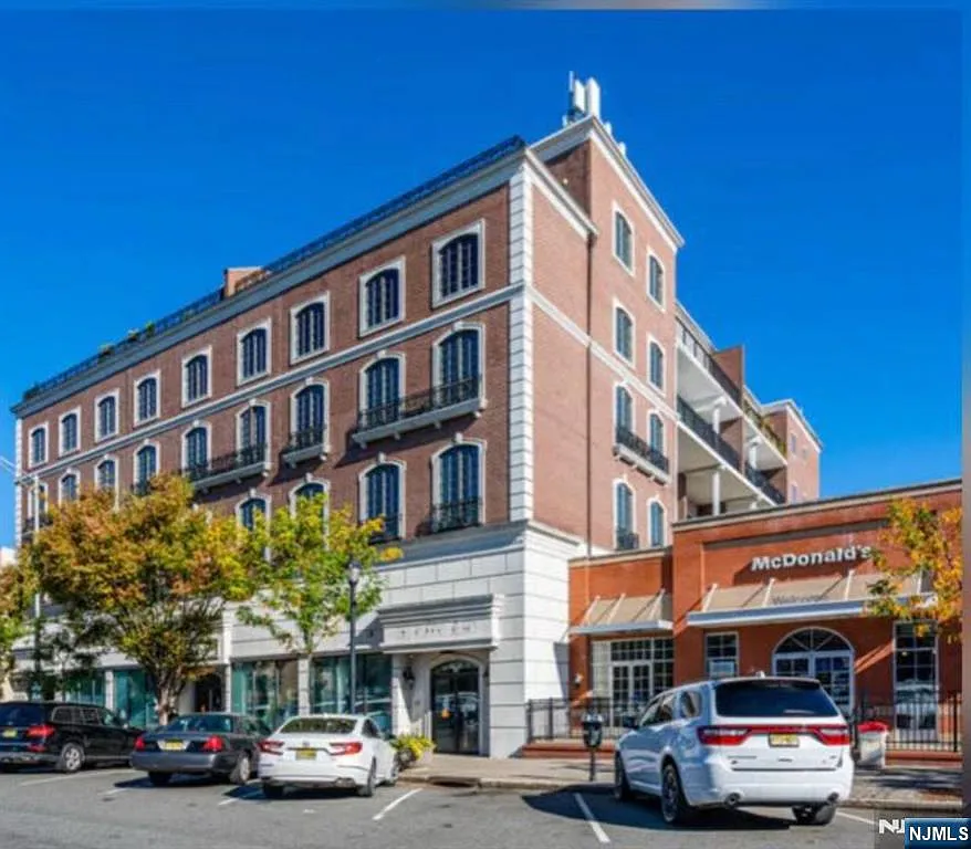 2 bed, 2.0 bath, $2,375 — Photo 1