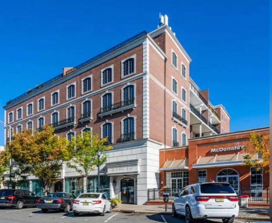 53 W Palisade Ave