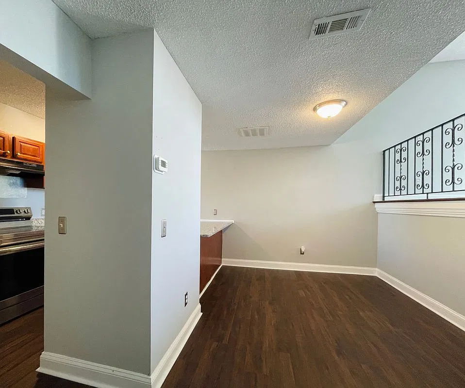 3 bed, 2.5 bath, 1305 sqft, $2,300 — Photo 3