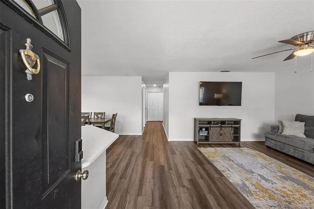 3 bed, 2.0 bath, 1200 sqft, $2,450 — Photo 4