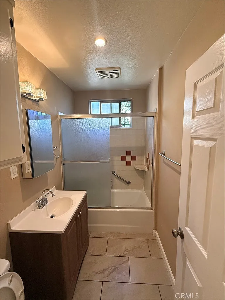 3 bed, 950 sqft, $3,700 — Photo 4